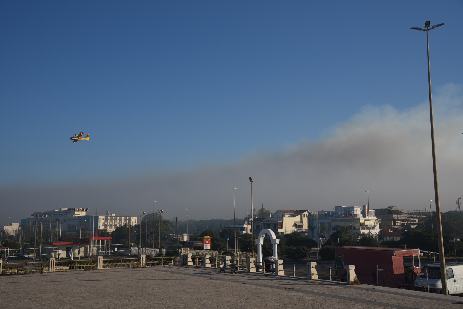 Dopo l''incendio di ieri a Castelfusano a Ostia, il risveglio  spettrale